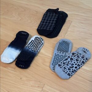 Set of 3 Tavi grip socks